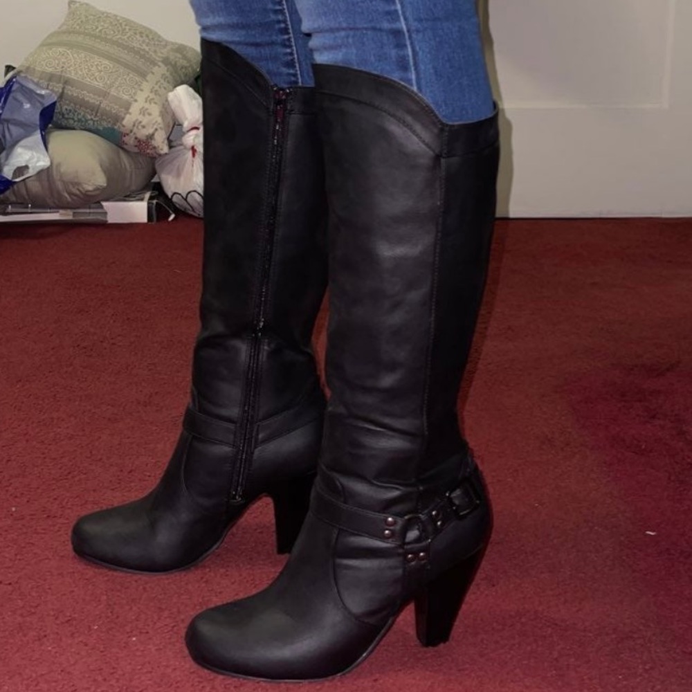 Black heeled boots